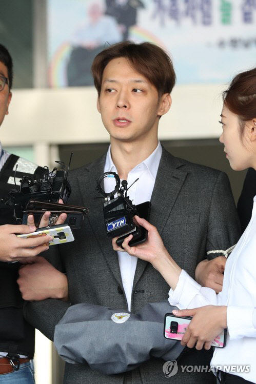 사진: 지난 5월 마약 투약 혐의로 구속된 배우 겸 가수 박유천(33) 씨가 검찰 송치를 위해 경기도 수원시 수원남부경찰서를 나와 호송차량으로 향하던 중 취재진의 질문에 답하고 있는 모습